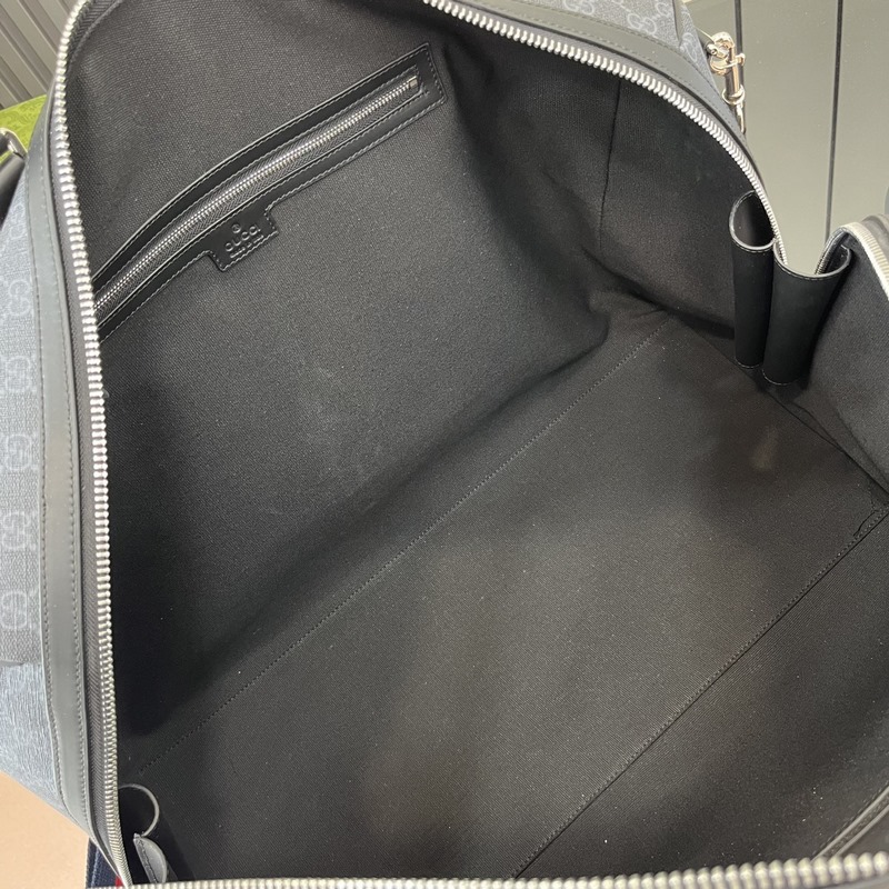 配全套原廠綠色禮品袋 GG旅行包。經典GG Supreme帆布以質地柔軟且富有延