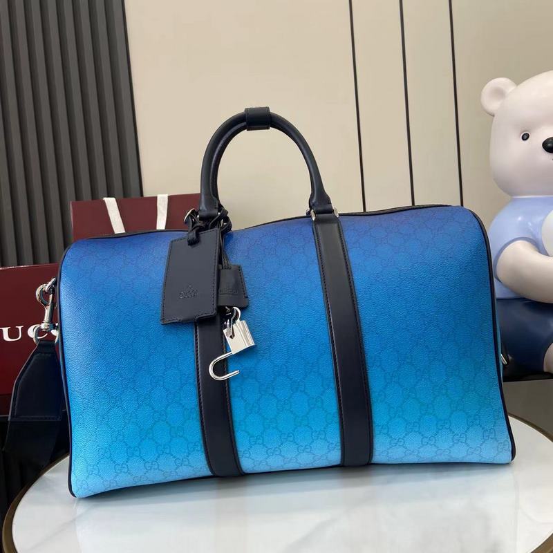 別開生面的藍色調漸變效果印花為這款基礎功能單品倍添時尚美感。這款旅行包選用GG