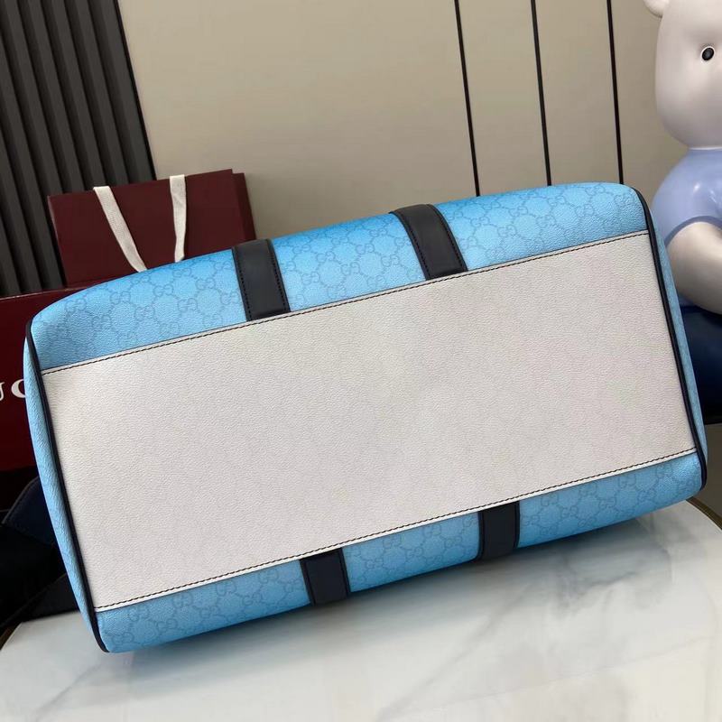 別開生面的藍色調漸變效果印花為這款基礎功能單品倍添時尚美感。這款旅行包選用GG