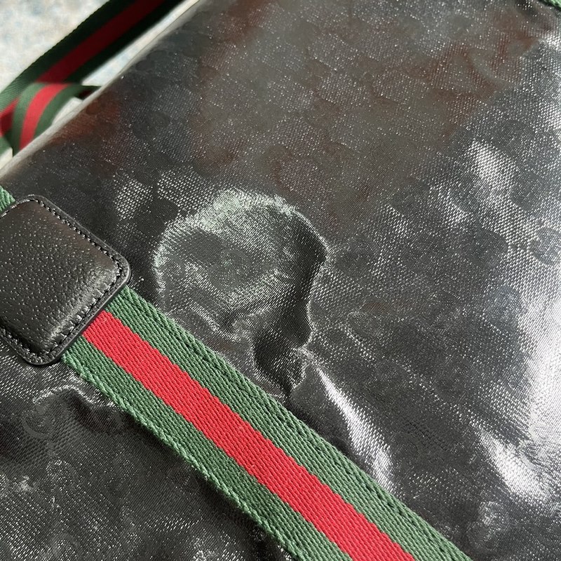 配全套原廠綠色禮品袋 飾織帶大號旅行包。GG水晶帆布魅力演繹男士系列配飾，亮澤表