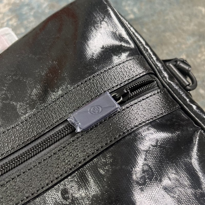 配全套原廠綠色禮品袋 飾織帶大號旅行包。GG水晶帆布魅力演繹男士系列配飾，亮澤表