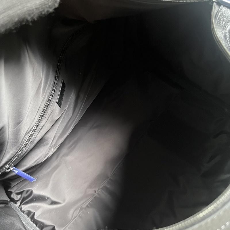 配全套原廠綠色禮品袋 飾織帶大號旅行包。GG水晶帆布魅力演繹男士系列配飾，亮澤表