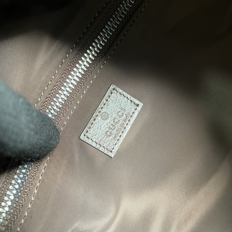 配全套原廠綠色禮品袋 飾織帶大號旅行包。GG Supreme帆布靈感源自20世紀