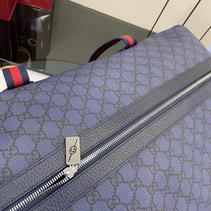 全新GG Supreme面料質地更為柔軟，為Gucci Tennis系列添上一抹