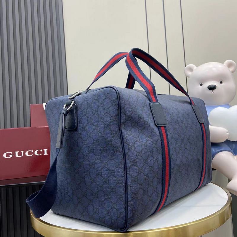 全新GG Supreme面料質地更為柔軟，為Gucci Tennis系列添上一抹