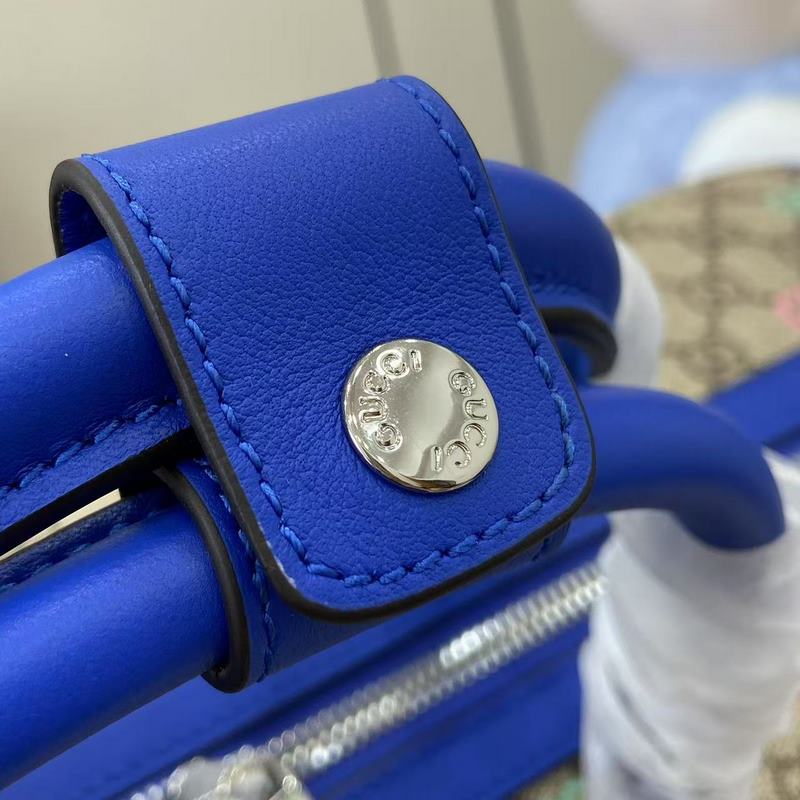 這款旅行包是2026早秋系列之一。這款包袋以GG字母交織圖案塗層織物打造，綴飾通