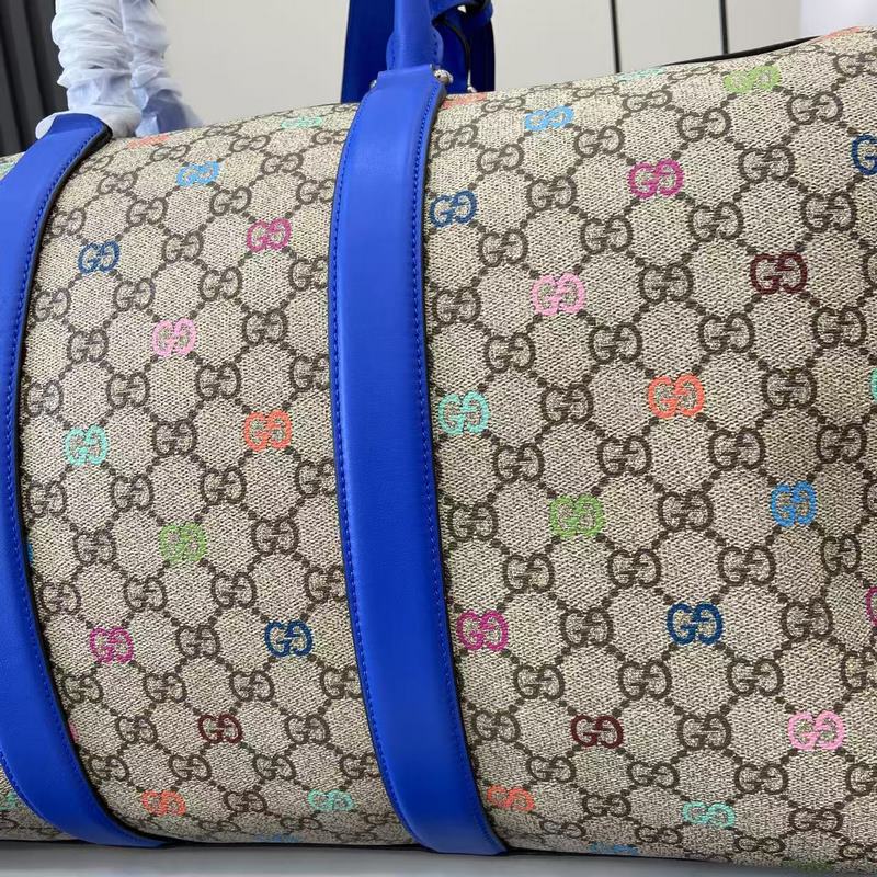 這款旅行包是2026早秋系列之一。這款包袋以GG字母交織圖案塗層織物打造，綴飾通