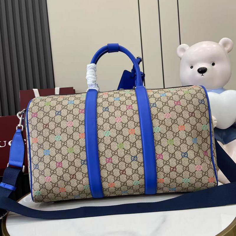 這款旅行包是2026早秋系列之一。這款包袋以GG字母交織圖案塗層織物打造，綴飾通