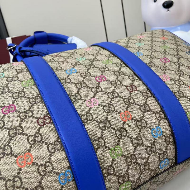 這款旅行包是2026早秋系列之一。這款包袋以GG字母交織圖案塗層織物打造，綴飾通