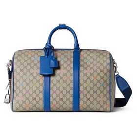 2026早秋系列之一。這款包袋以GG字母交織圖案塗層織物打造，綴飾通體多色印花和