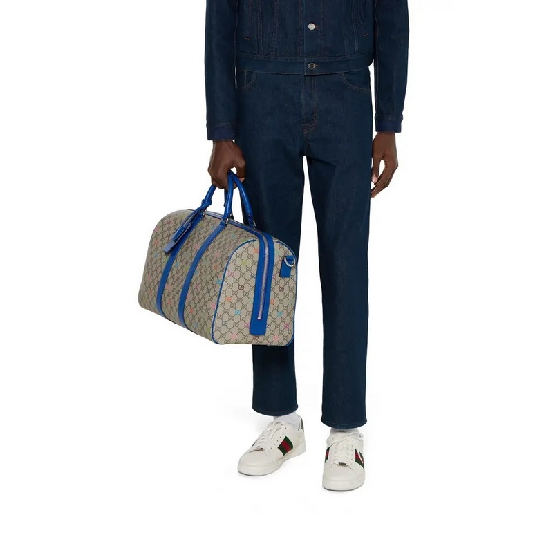 2026早秋系列之一。這款包袋以GG字母交織圖案塗層織物打造，綴飾通體多色印花和