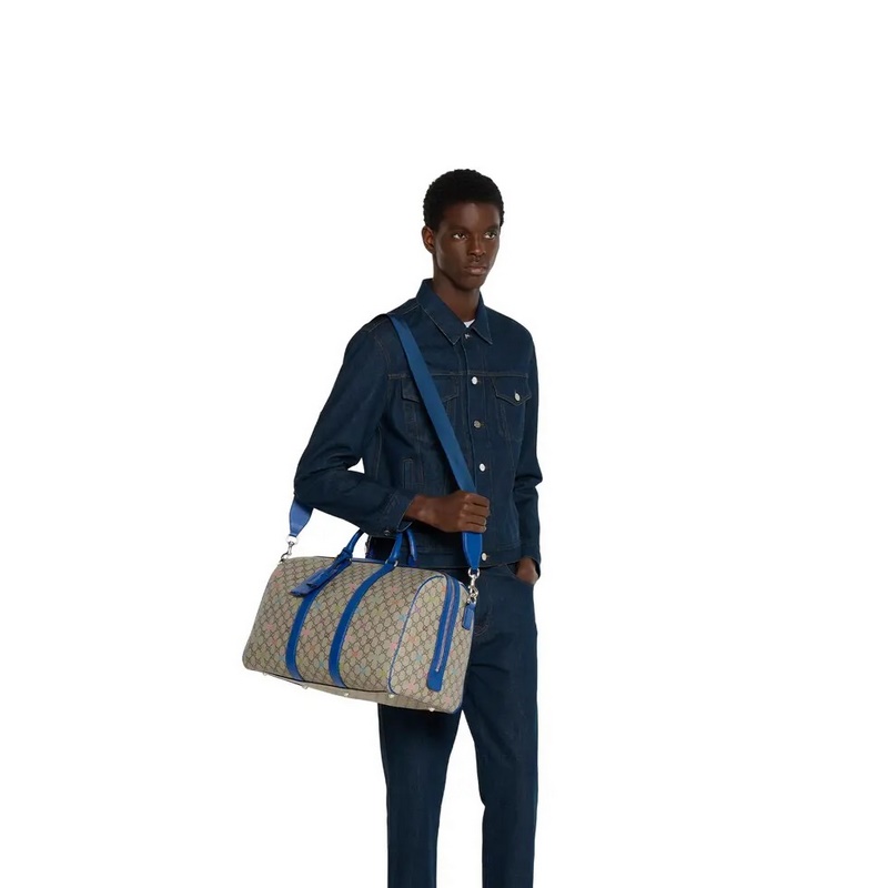 2026早秋系列之一。這款包袋以GG字母交織圖案塗層織物打造，綴飾通體多色印花和
