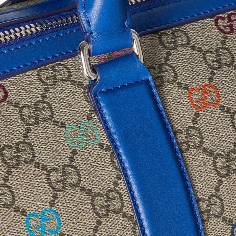 2026早秋系列之一。這款包袋以GG字母交織圖案塗層織物打造，綴飾通體多色印花和