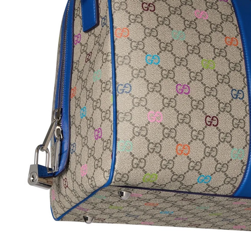 2026早秋系列之一。這款包袋以GG字母交織圖案塗層織物打造，綴飾通體多色印花和