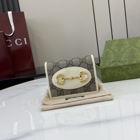 在2026早秋系列中，全新推出這款由GG Supreme帆布和白色皮革材質制成的