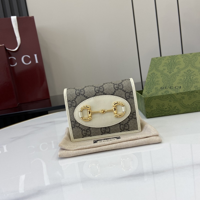 在2026早秋系列中，全新推出這款由GG Supreme帆布和白色皮革材質(zhì)制成的