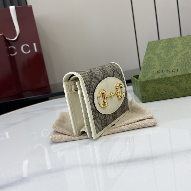 在2026早秋系列中，全新推出這款由GG Supreme帆布和白色皮革材質(zhì)制成的