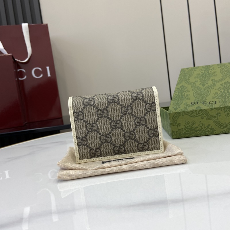 在2026早秋系列中，全新推出這款由GG Supreme帆布和白色皮革材質(zhì)制成的