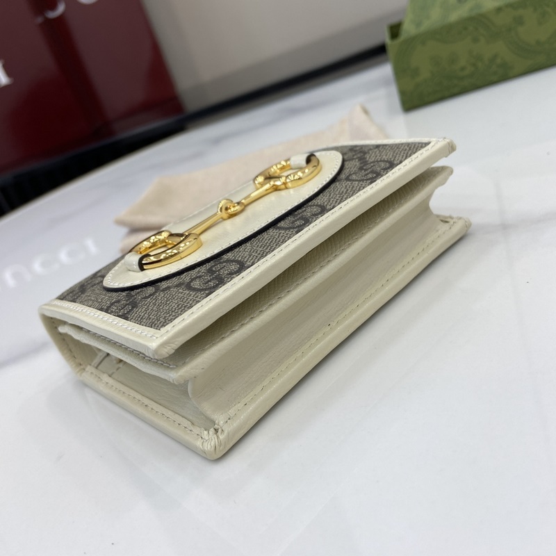 在2026早秋系列中，全新推出這款由GG Supreme帆布和白色皮革材質(zhì)制成的