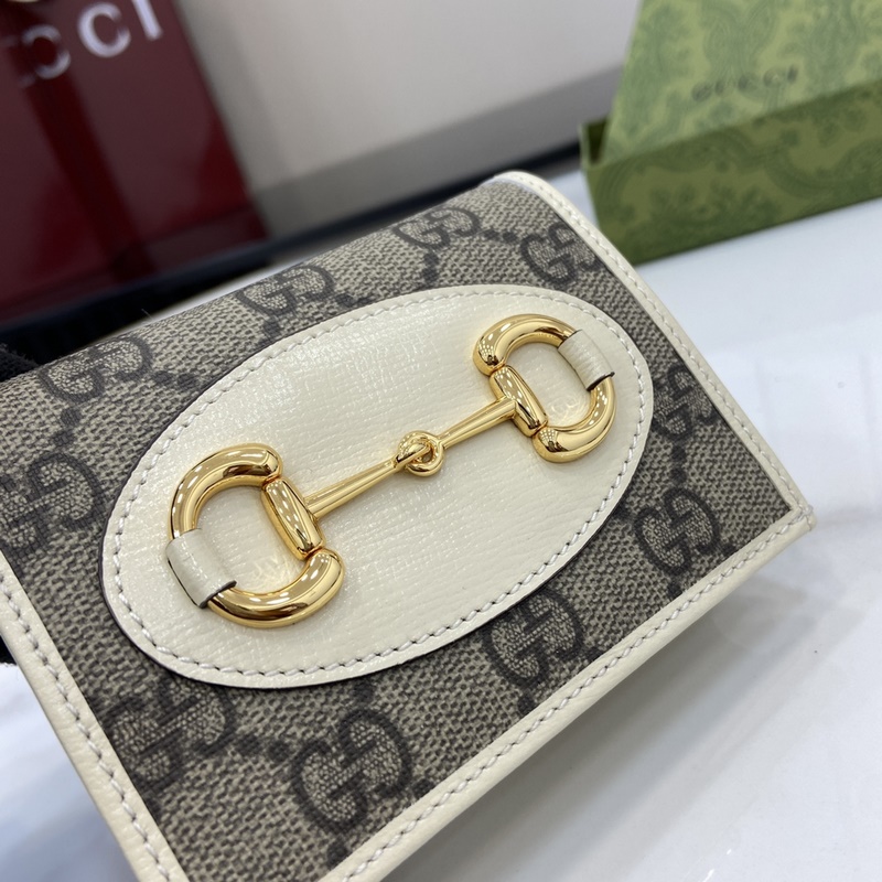 在2026早秋系列中，全新推出這款由GG Supreme帆布和白色皮革材質(zhì)制成的