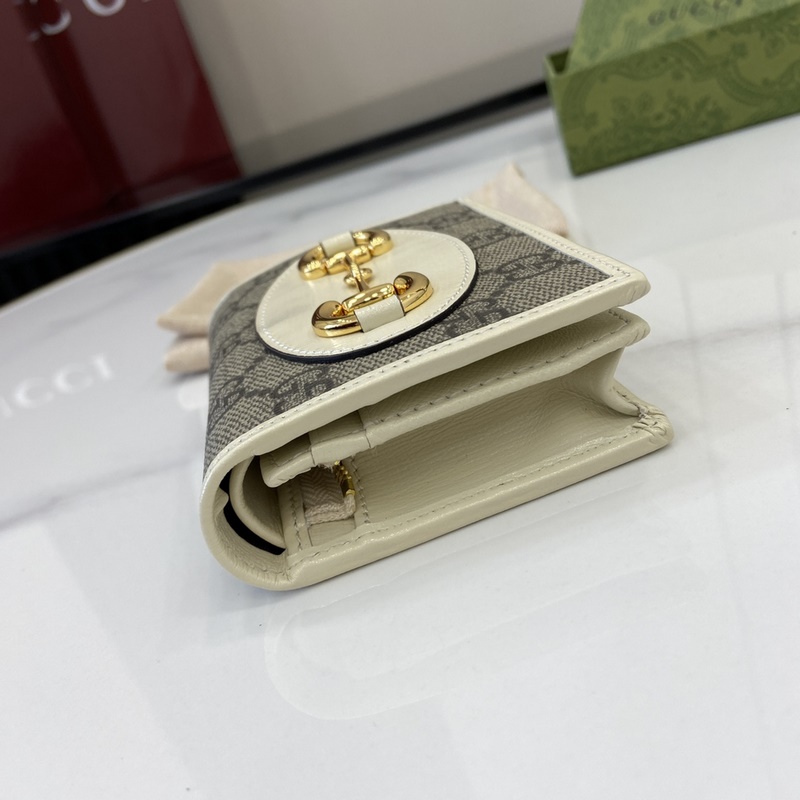 在2026早秋系列中，全新推出這款由GG Supreme帆布和白色皮革材質(zhì)制成的