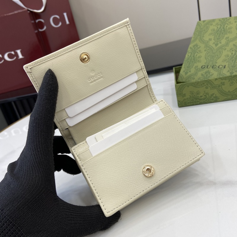 在2026早秋系列中，全新推出這款由GG Supreme帆布和白色皮革材質(zhì)制成的