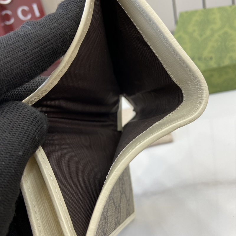 在2026早秋系列中，全新推出這款由GG Supreme帆布和白色皮革材質(zhì)制成的