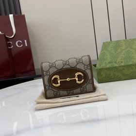 在2026春夏系列中，全新推出這款由GG Supreme帆布和棕色皮革材質制成的