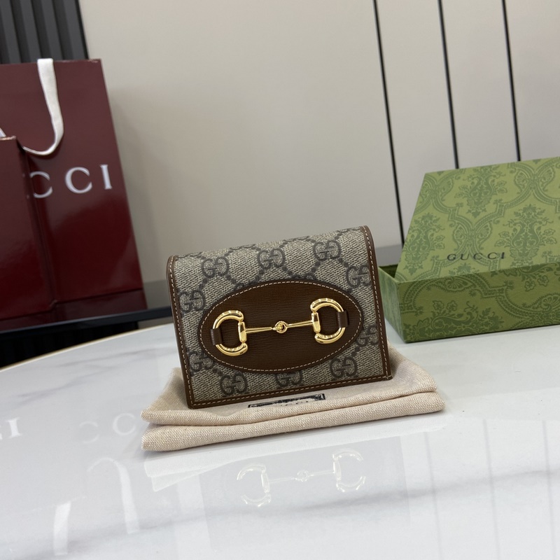 在2026春夏系列中，全新推出這款由GG Supreme帆布和棕色皮革材質制成的