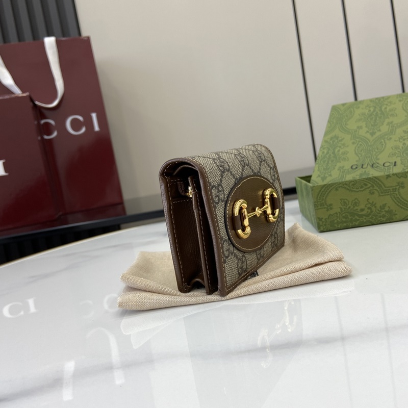 在2026春夏系列中，全新推出這款由GG Supreme帆布和棕色皮革材質制成的