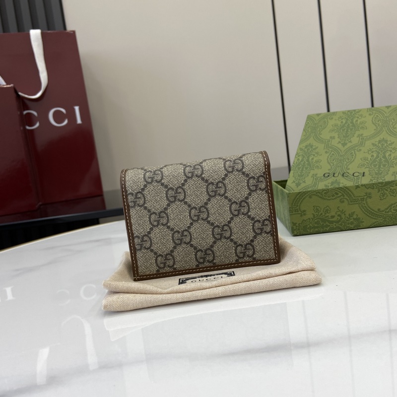 在2026春夏系列中，全新推出這款由GG Supreme帆布和棕色皮革材質制成的