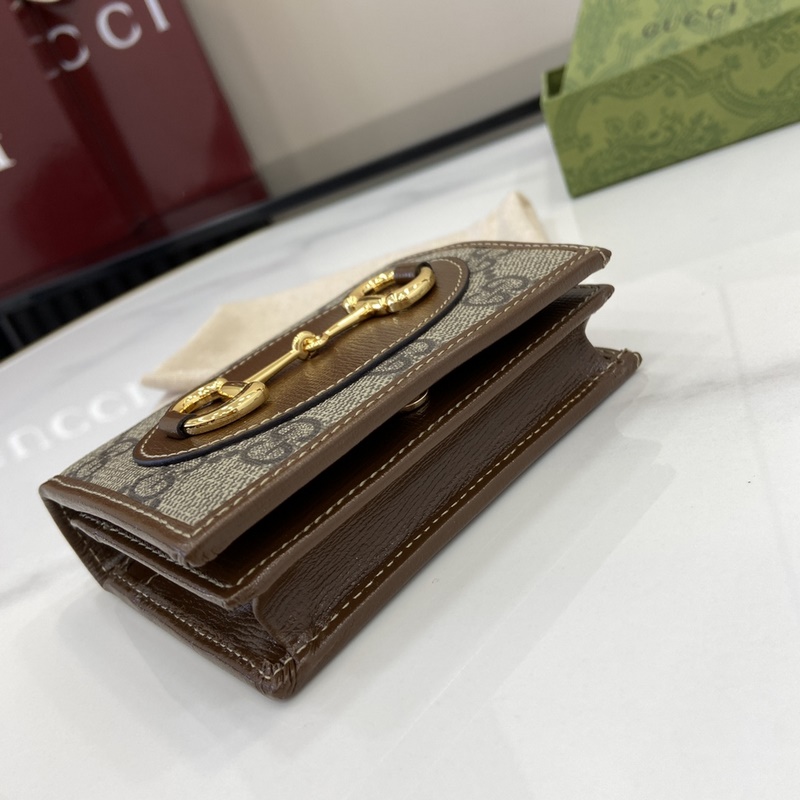 在2026春夏系列中，全新推出這款由GG Supreme帆布和棕色皮革材質制成的