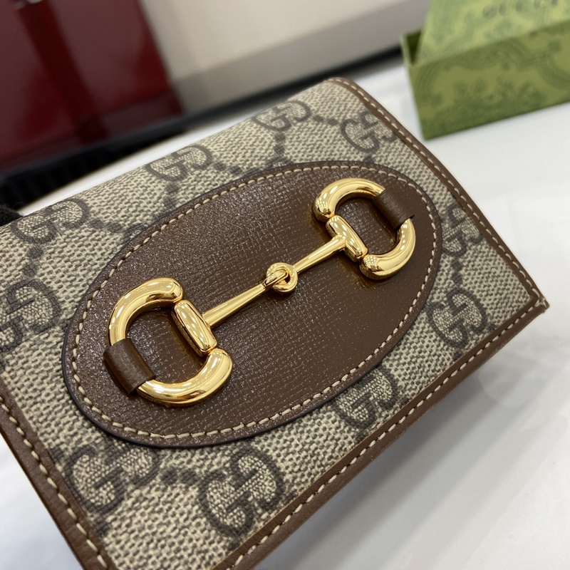 在2026春夏系列中，全新推出這款由GG Supreme帆布和棕色皮革材質制成的