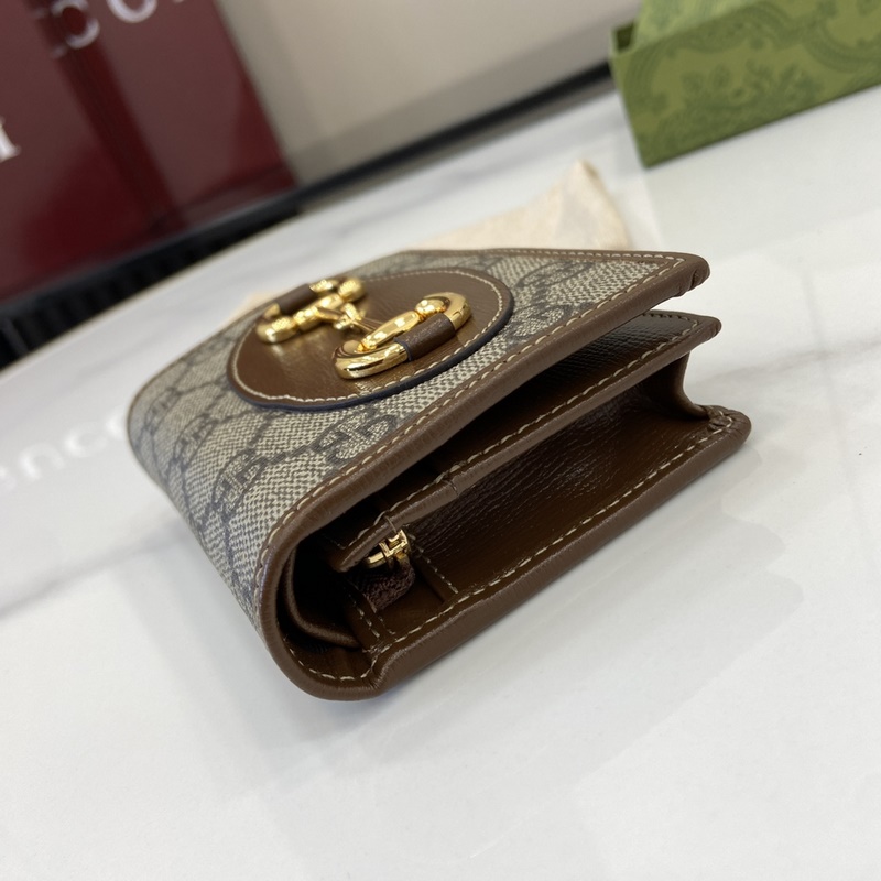 在2026春夏系列中，全新推出這款由GG Supreme帆布和棕色皮革材質制成的