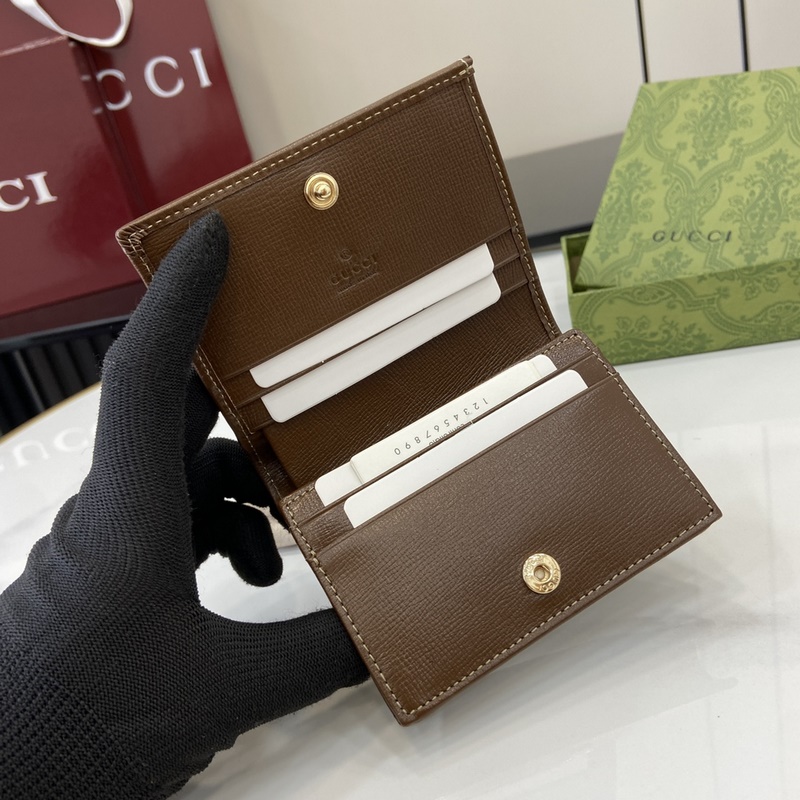 在2026春夏系列中，全新推出這款由GG Supreme帆布和棕色皮革材質制成的