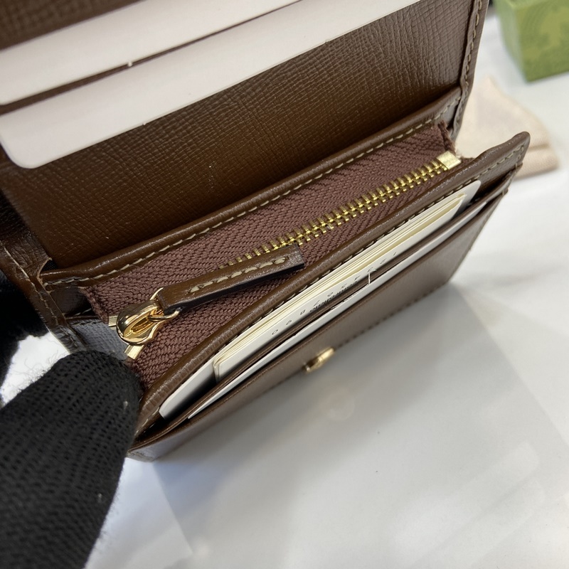 在2026春夏系列中，全新推出這款由GG Supreme帆布和棕色皮革材質制成的