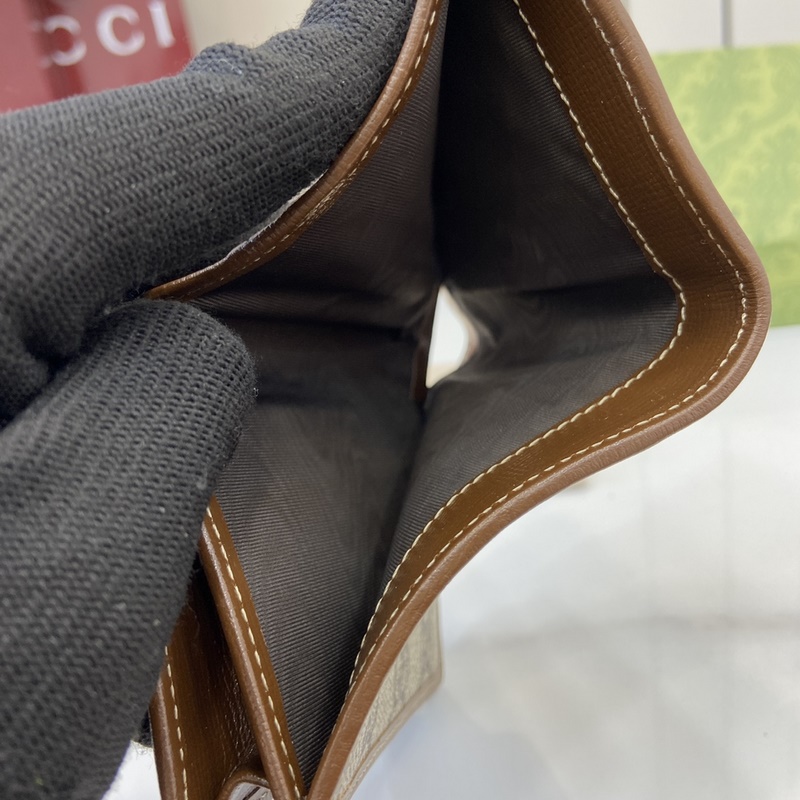 在2026春夏系列中，全新推出這款由GG Supreme帆布和棕色皮革材質制成的