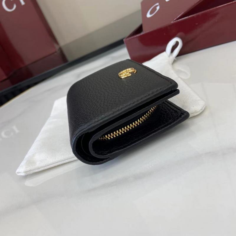 [新品 這款GG Marmont系列卡包采用經(jīng)典耐看的黑色牛皮革制作，為 Ari