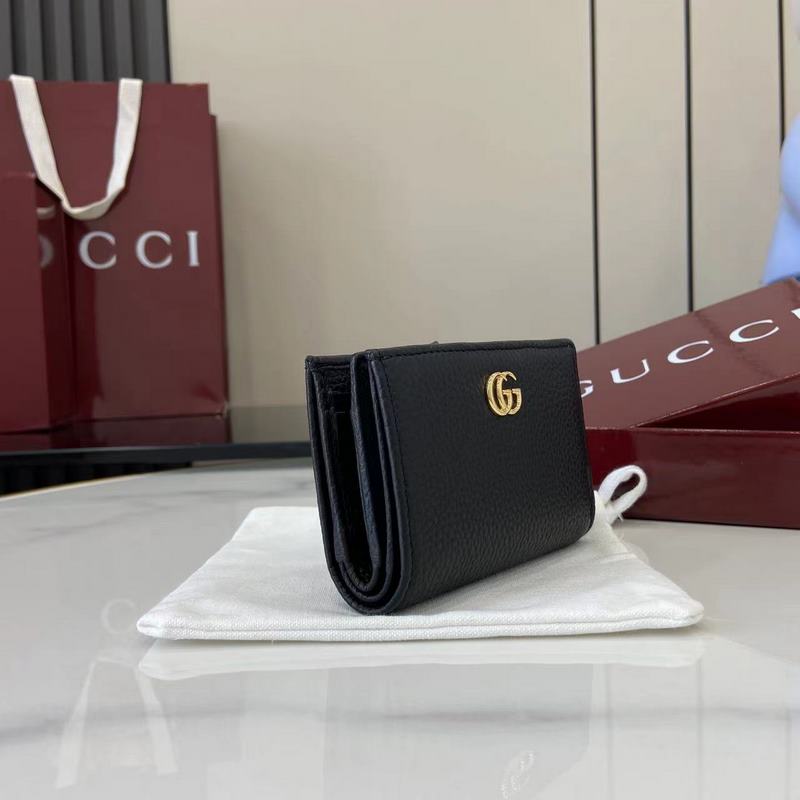 [新品 這款GG Marmont系列卡包采用經(jīng)典耐看的黑色牛皮革制作，為 Ari