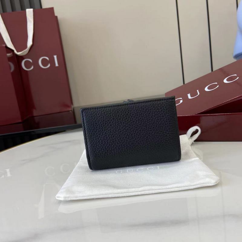 [新品 這款GG Marmont系列卡包采用經(jīng)典耐看的黑色牛皮革制作，為 Ari