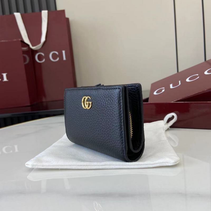 [新品 這款GG Marmont系列卡包采用經(jīng)典耐看的黑色牛皮革制作，為 Ari