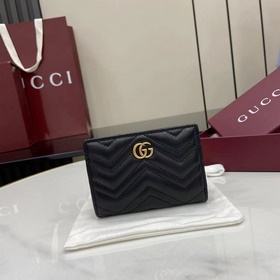 GG Marmont系列絎縫卡包。經典色彩為標志性皮具增添標志性觸感，就像這款黑