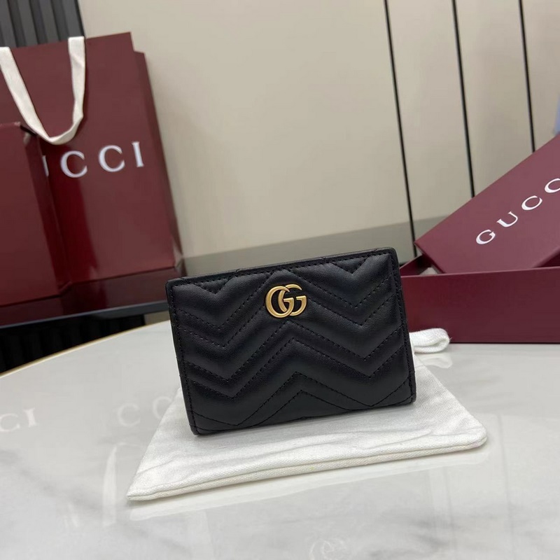GG Marmont系列絎縫卡包。經典色彩為標志性皮具增添標志性觸感，就像這款黑