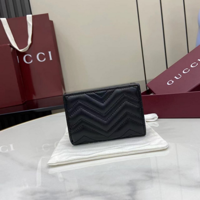 GG Marmont系列絎縫卡包。經典色彩為標志性皮具增添標志性觸感，就像這款黑