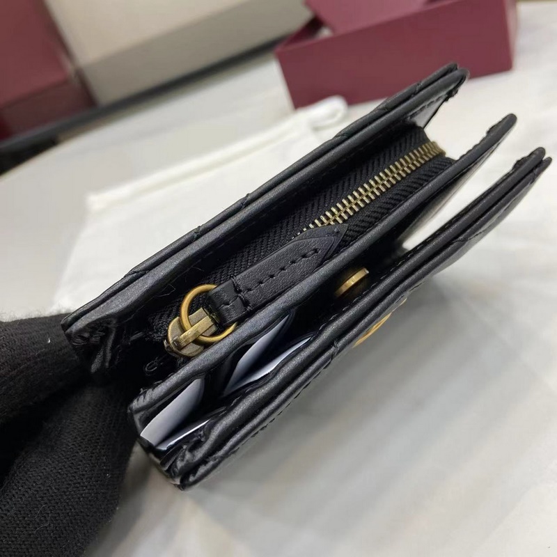 GG Marmont系列絎縫卡包。經典色彩為標志性皮具增添標志性觸感，就像這款黑
