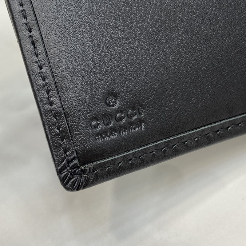 GG Marmont系列絎縫卡包。經典色彩為標志性皮具增添標志性觸感，就像這款黑