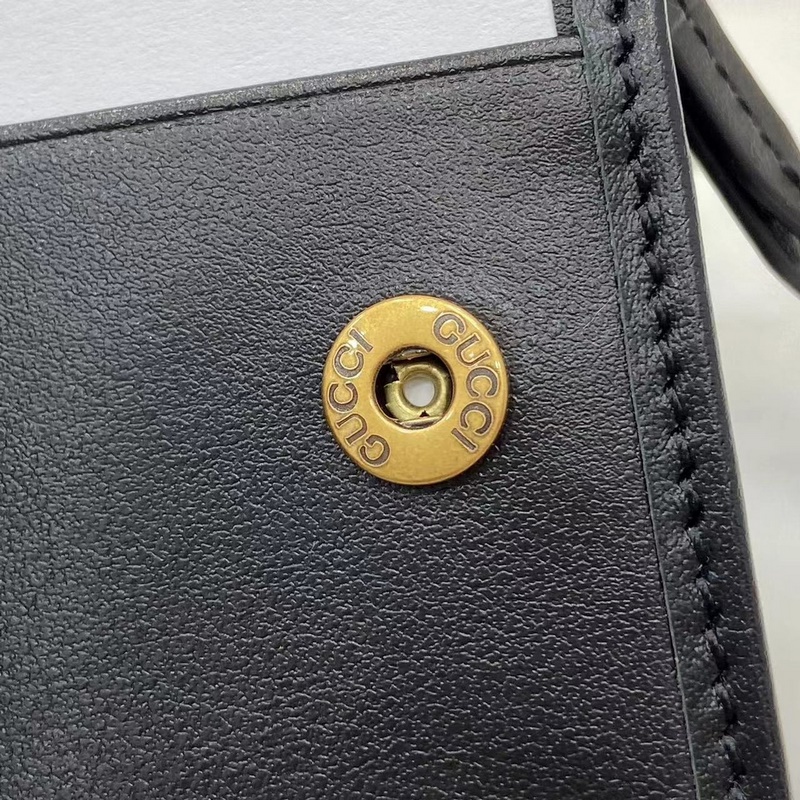 GG Marmont系列絎縫卡包。經典色彩為標志性皮具增添標志性觸感，就像這款黑