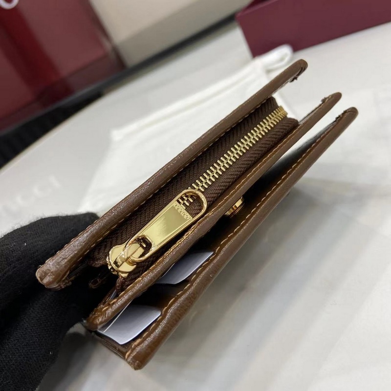 馬銜扣深深植根于品牌的運動和休閑世界本源，在典藏設計和現代單品中隨處可見。金色調