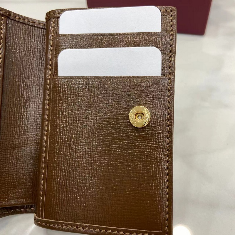 馬銜扣深深植根于品牌的運動和休閑世界本源，在典藏設計和現代單品中隨處可見。金色調