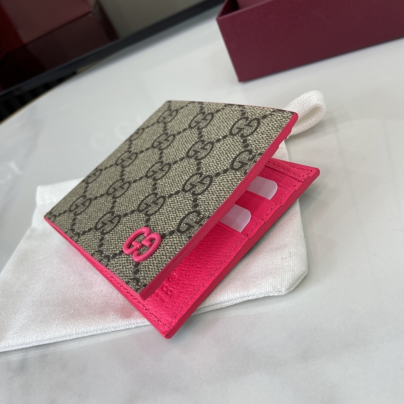 這款雙折錢包是2026早秋系列的一款力作。此單品以GG Supreme帆布匠心打